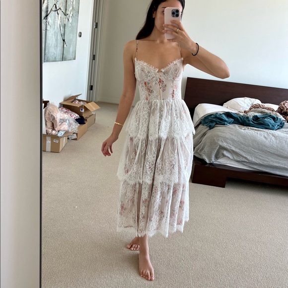 V. Chapman The Mia Dress in Natural Dainty Floral - Picture 11 of 16